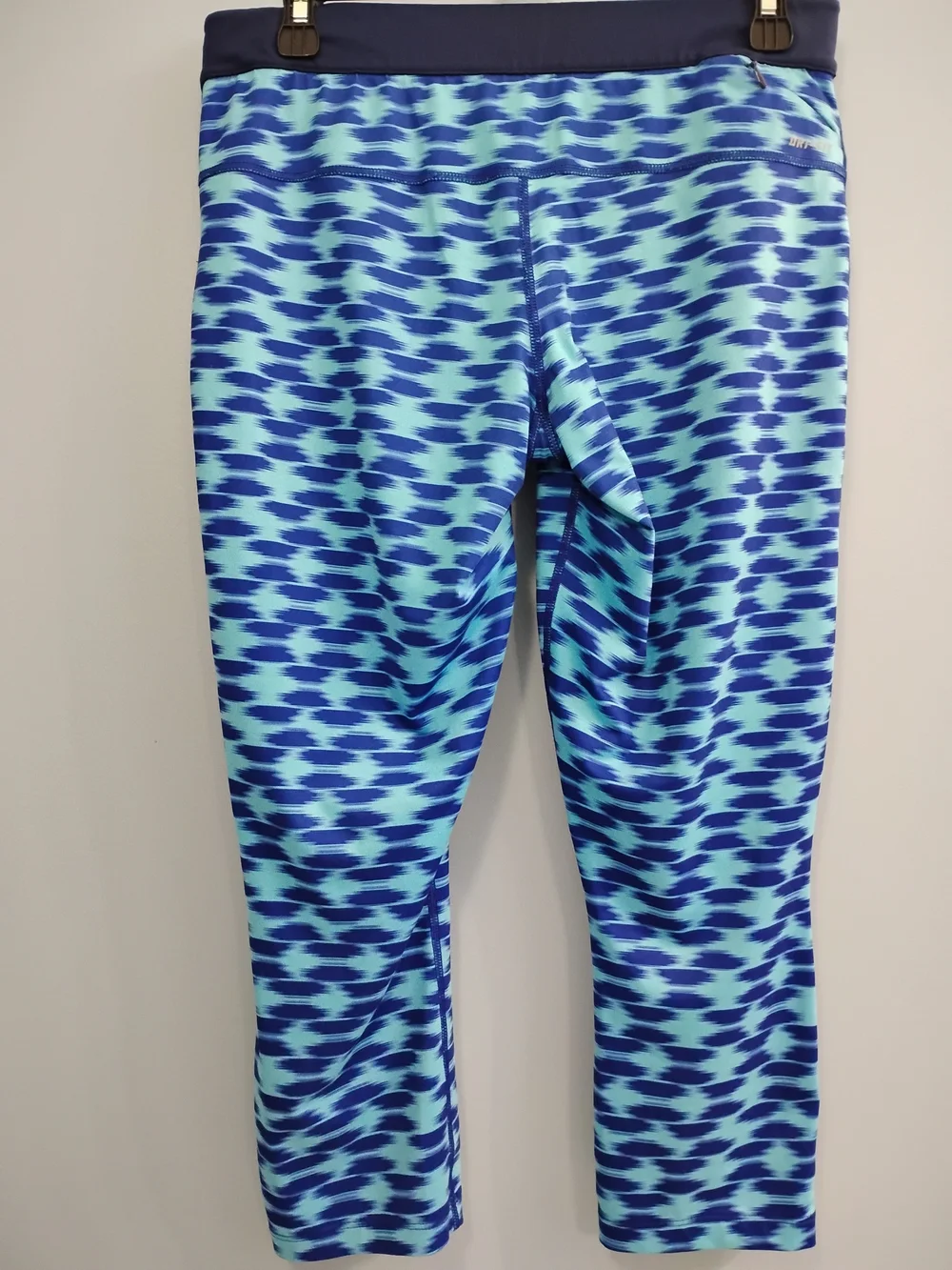 Nike Aqua and Navy Patterned Capri Leggings Size Large